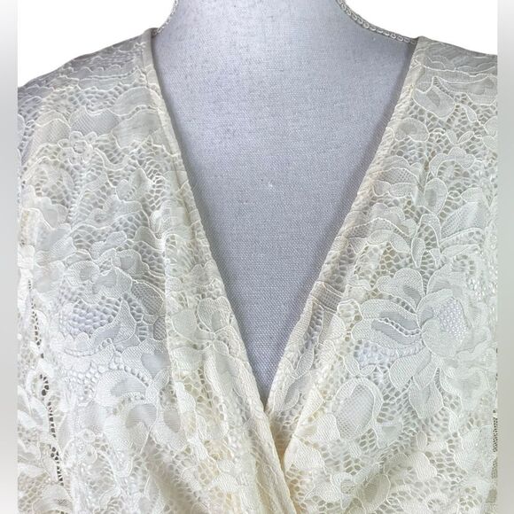 Torrid Womens Beige Stretch Lace Surplice Dolman Sleeve Blouse Top Size 1 - Picture 3 of 7